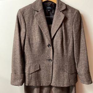 Jones Wear suit jacket size 6, pants size 4.